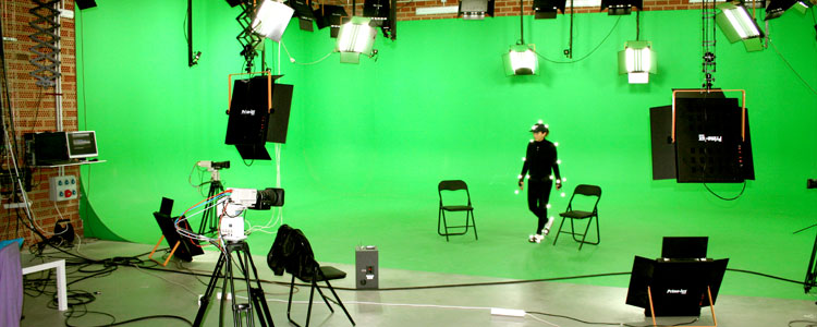 Plato de televisión con ciclorama green screen para decorados virtuales (virtual background) mediante inserción croma.